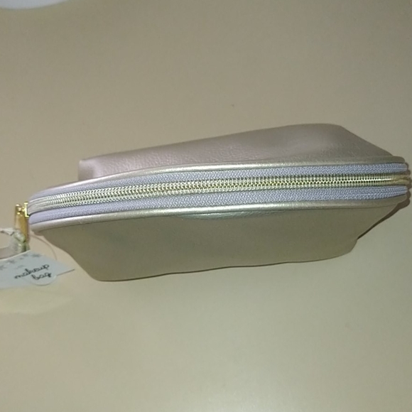 Gold colored makeup bag - Picture 2 of 3